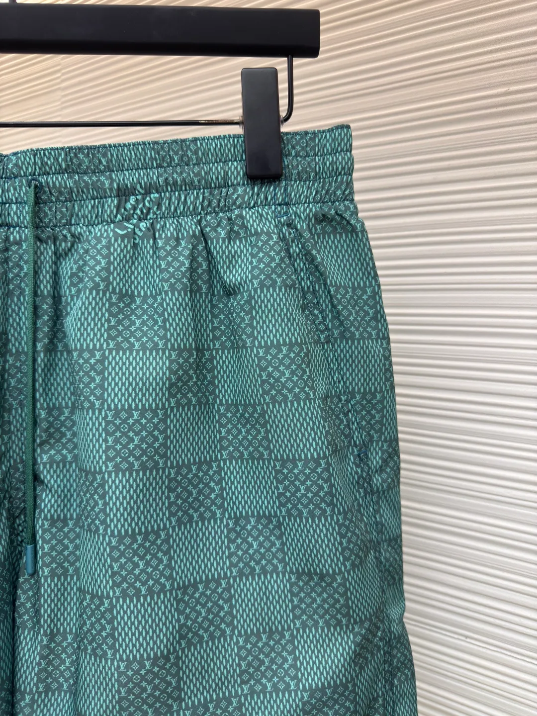 LOUIS VUITTON Printed Beach Pants Chess ●Authentic: Purchased and developed at 6950 ●Item No.: 1680015-A65 ●Fabric: nylon fabric ●Technology: Printing ●Version: Fitted version ●Weight: about 168 grams ●Size: The L.Vuitton déposé logo is integrated into the checkered pattern and can be paired with a matching T-shirt or for a casual look. It features a standard fit, all-over Damier Monogram print, drawstring elastic waist and side pockets. Cut and sew the flower position to restore the pattern effect. The overall wiring is straight and delicate, the fabric is comfortable and soft, and the color is consistent without color difference. It can be matched with the same style to create a fashionable look and control various occasions. Customized accessories, complete with three standards, same style for men and women!